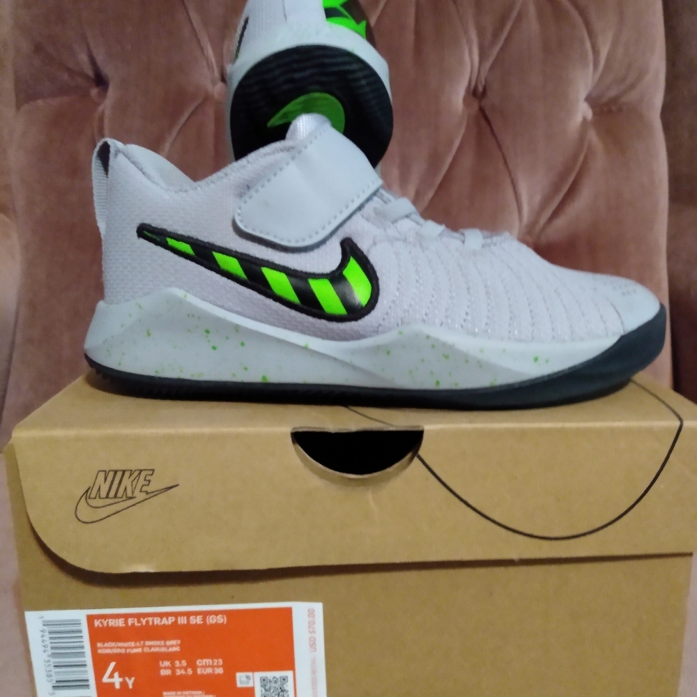 Boys Nike Kylie flytrap size 4y light gray lime green and black basketball shoes